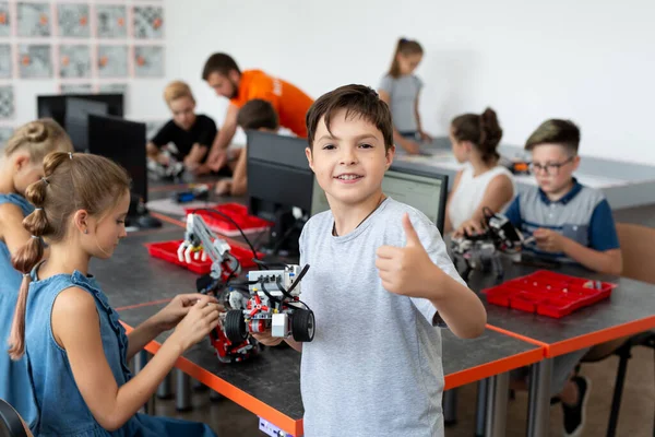 Portrait Garçon École Heureux Avec Robot Lui Même Assemblé Dans — Photo
