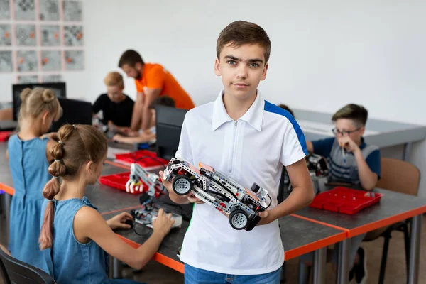 Portrait Véhicule Robot Bâtiment Étudiant Masculin Dans Classe Codage Informatique — Photo