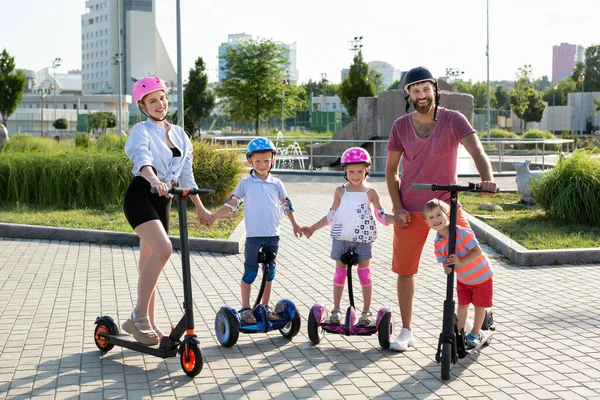 Ritratto Famiglia Con Bambini Scooter Elettrici Scooter Giroscopici Nel Parco — Foto Stock