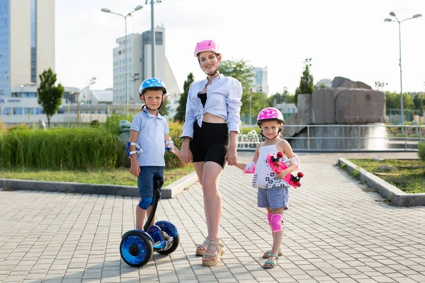 Giovane Madre Con Suoi Figli Figlio Figlia Cavalcare Uno Skateboard — Foto Stock