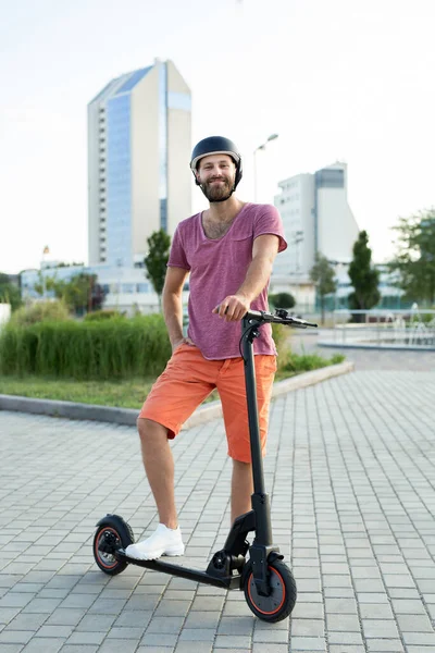 Hombre Feliz Monta Scooter Eléctrico Parque —  Fotos de Stock