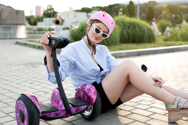 Retrato Uma Mulher Bonita Hoverboard Scooter Giroscópio Parque — Fotografia de Stock