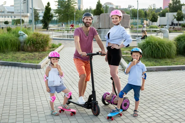Famiglia Felice Con Bambini Che Cavalcano Segway Scooter Elettrici Skateboard — Foto Stock