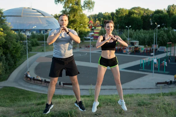 Junges Paar Trainiert Sommer Bei Sonnenuntergang Park — Stockfoto