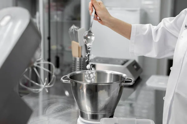 Chef Pastelaria Adiciona Açúcar Para Tigela Misturador Creme — Fotografia de Stock