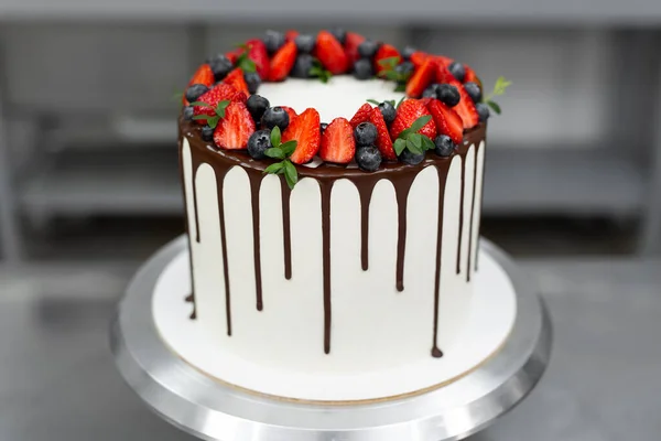 用巧克力条和浆果做的蛋糕 — 图库照片