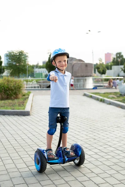 Glücklicher Kleiner Junge Auf Hoverboard Oder Roller Park Stockbild