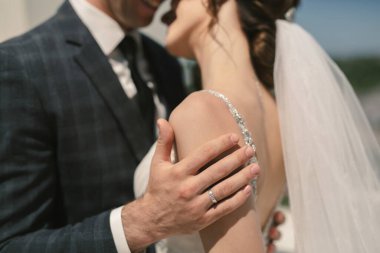 Güzel damat ve gelin şehir arka plan ile çatı binası kucaklayan.