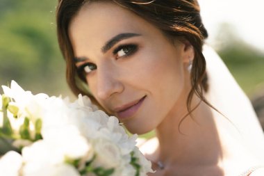 Bahar ormanında bir buketi olan güzel gelin..