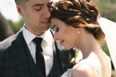 Ormanda yürüyen gelin ve damadın portresi..