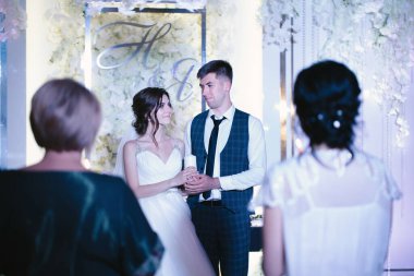 Yeni evlilerin ellerinde mumlar var. Düğünde aile ocağını tutuşturmak.