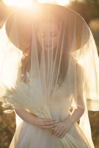 一个戴着草帽 头戴面纱 温文尔雅的新娘的画像 — 图库照片