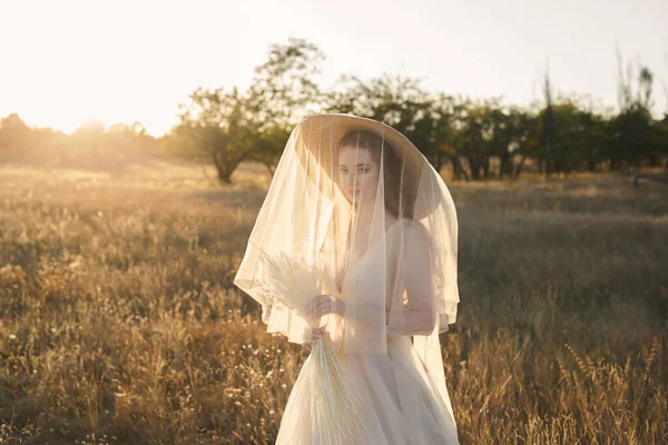 藁帽子の優しい花嫁の肖像画と日没時のベールのベール — ストック写真