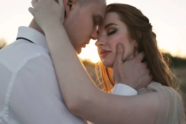 Ett Vackert Par Nygifta Vid Solnedgången — Stockfoto