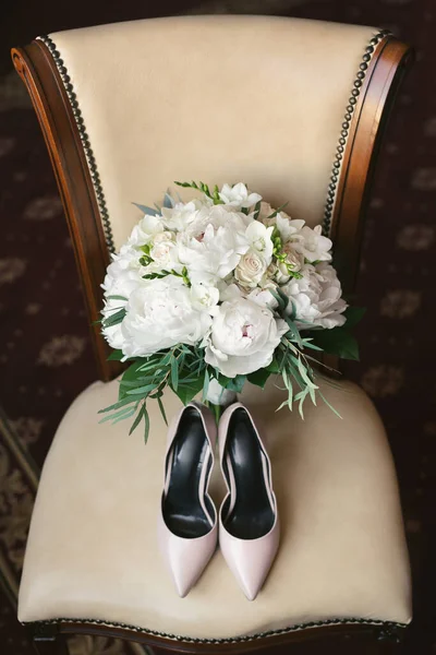 Buquê Casamento Sapatos Noivas Cadeira — Fotografia de Stock