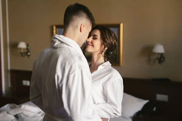 Noiva Noivo Casacos Brancos Abraçam Riem Quarto Hotel — Fotografia de Stock
