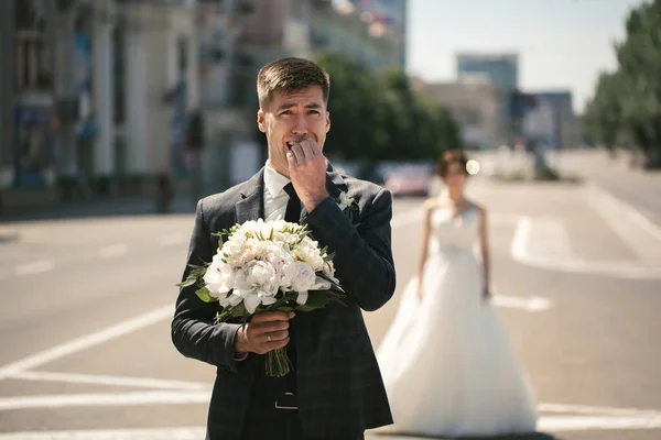 結婚式の日の花嫁と新郎の最初の会合街の高速道路 — ストック写真