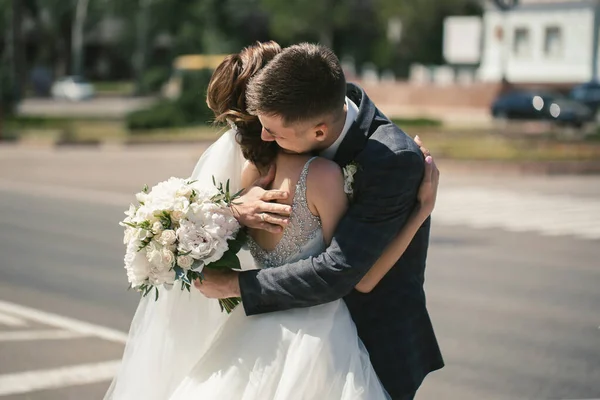 Första Mötet Mellan Bruden Och Brudgummen Deras Bröllopsdag Vägen Motorvägen — Stockfoto