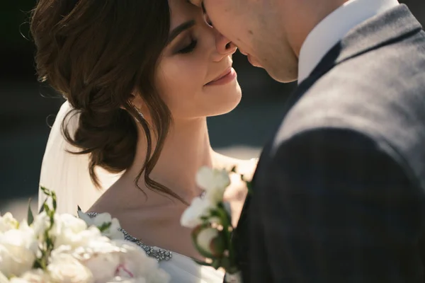 Csodálatos Mosolygó Házaspár Csinos Menyasszony Elegáns Vőlegény — Stock Fotó
