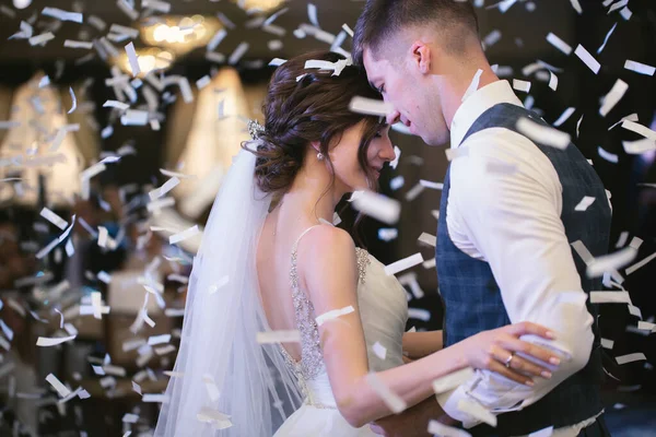 Счастливая Супружеская Пара Исполняет Первый Танец Ресторане Романтические Моменты — стоковое фото