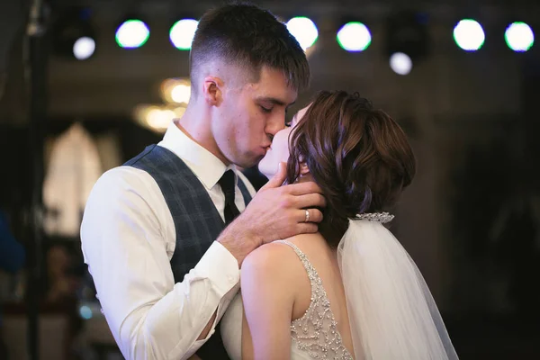 Boldog Házaspár Első Táncot Egy Étteremben Ölelés Csók — Stock Fotó