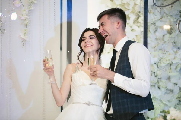 Νύφη Και Γαμπρός Λαμβάνουν Συγχαρητήρια Από Τους Φίλους Και Τους — Φωτογραφία Αρχείου