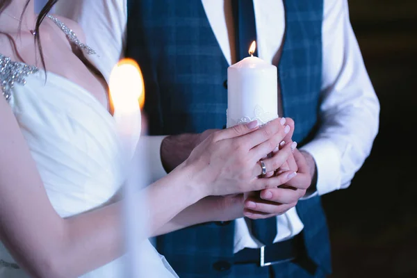 Kaars Handen Van Pasgetrouwden Familiehaard Aanwakkeren Een Bruiloft — Stockfoto