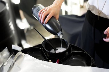 Güzellik salonunda saç boyası hazırlığı.