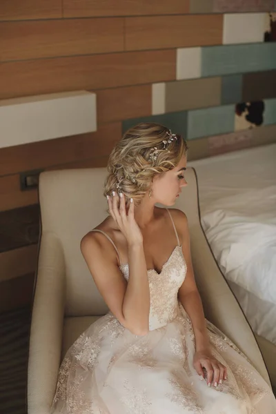 一个漂亮新娘在酒店房间的画像 — 图库照片