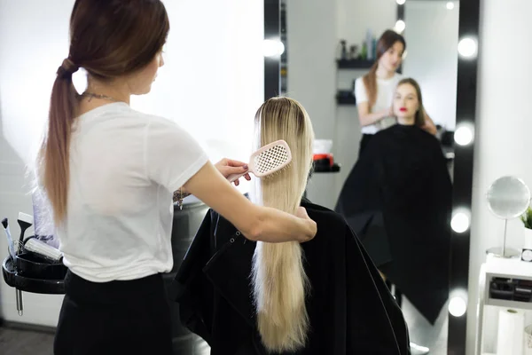 Comb Hair Master Hairdresser Prepares Clients Girl Restore Procedures — Stock Photo, Image