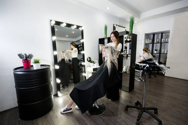 Güzellik Salonu Saç Boyama Işlemi — Stok fotoğraf