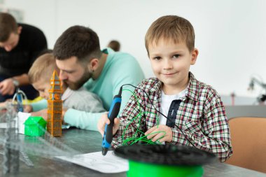 Çocuk 3D yazıcı kalem kullanıyor. Çocuk yeni bir şey yapıyor. Yaratıcı, teknoloji, eğlence, eğitim kavramı
