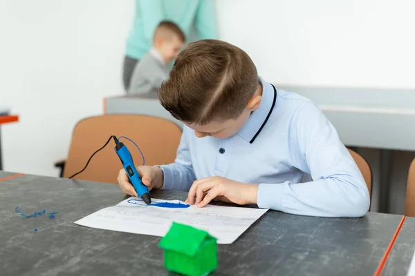 Barn Med Utskriftspenna Pojken Gör Nya Saker Kreativitet Teknik Fritid — Stockfoto