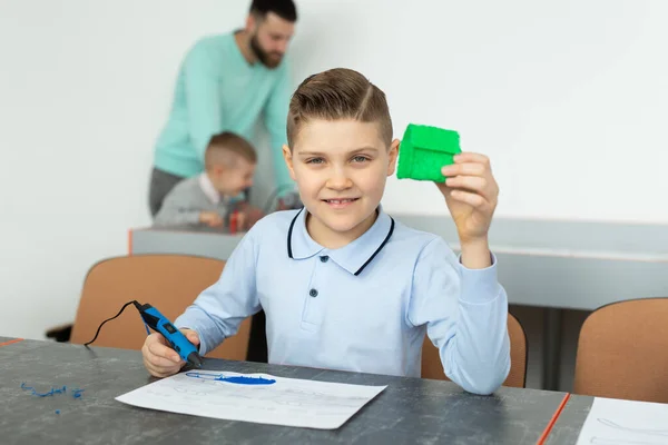 Дитина Використовує Друкарську Ручку Хлопчик Робить Новий Предмет Творчі Технології — стокове фото