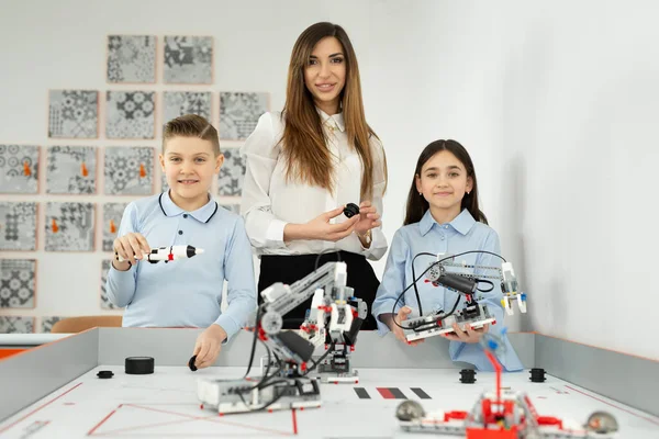 Молода Красива Мати Сином Дочкою Позує Школі Робототехніки Роботами Від — стокове фото