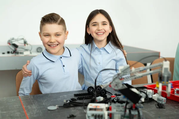 Groupe Enfants Jouent Avec Des Robots Assemblés Partir Pièces Plastique — Photo
