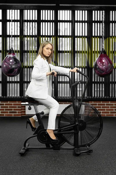 Mulher Negócios Terno Branco Está Envolvida Uma Bicicleta Exercício Clube — Fotografia de Stock