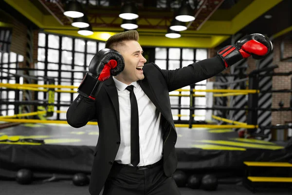 Νεαρός Άνδρας Επιχειρηματίας Κοστούμι Και Γάντια Πυγμαχίας Διασκεδάζει Και Γελάει — Φωτογραφία Αρχείου