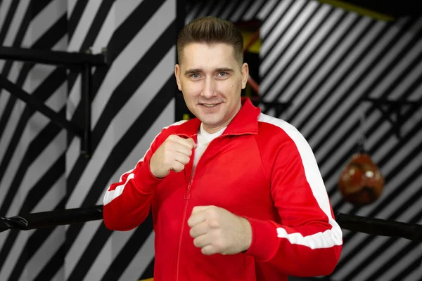 Flaco Hombre Chándal Rojo Posa Divierte Ring Boxeo — Foto de Stock
