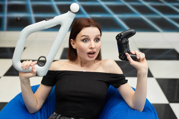 Uma Mulher Emocional Senta Uma Cadeira Joga Vídeo Games Console — Fotografia de Stock