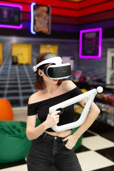 Junge Frau Spielt Einer Videospielkonsole Ein Emotionaler Spieler Schießt Ein — Stockfoto