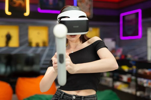 Mujer Joven Juega Una Consola Videojuegos Jugador Emocional Dispara Juego Imágenes de stock libres de derechos