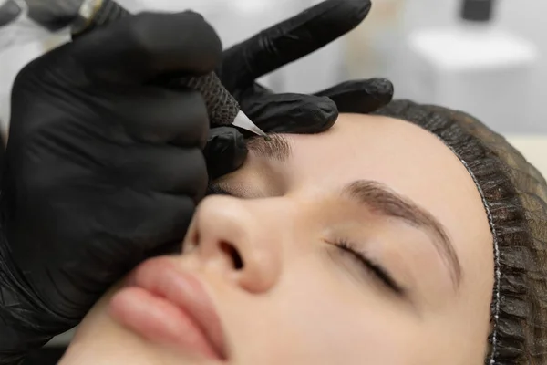Concept Microblading Eyebrows Cosmetologist Performs Procedure Permanent Makeup Eyebrows Close — Stock Photo, Image