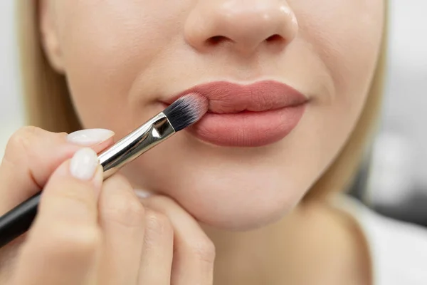 Cosmetóloga Maquilladora Pinta Sus Labios Antes Procedimiento Maquillaje Permanente — Foto de Stock