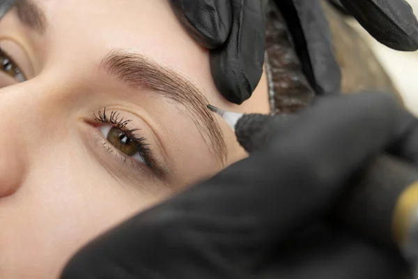 Koncepcja Brwi Mikroostrzami Kosmetolog Wykonuje Zabieg Stałego Makijażu Brwi Zbliżeniu — Zdjęcie stockowe