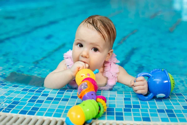 Kleines Mädchen Spielt Mit Hellem Spielzeug Pool — Stockfoto