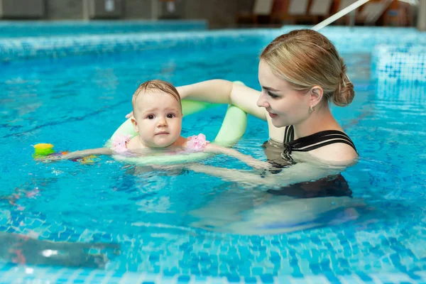 Junge Mutter Schwimmlehrerin Und Glückliches Kleines Mädchen Pool Bringt Kleinkind — Stockfoto