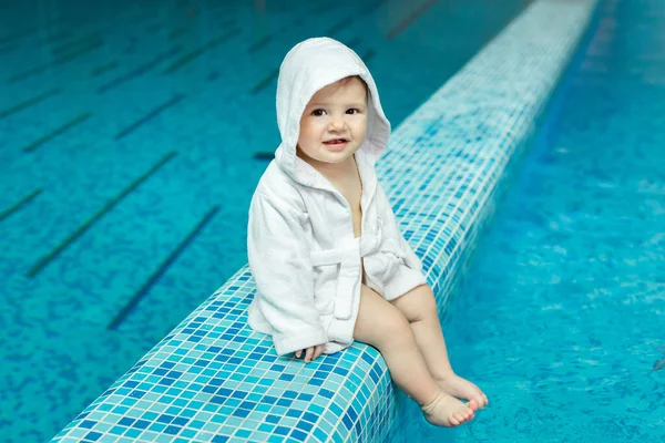 Baby Ein Kleines Kind Bademantel Pool — Stockfoto