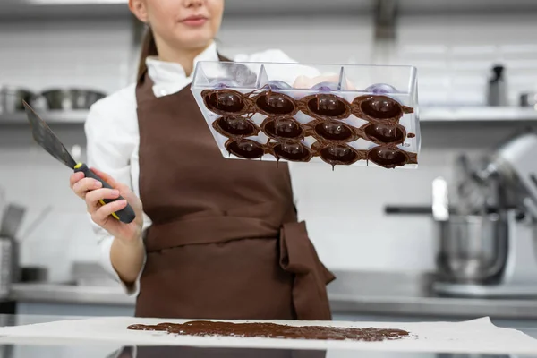 Chef Chocolatier Faz Chocolates Doces Uma Cozinha Profissional Ela Vira Imagem De Stock