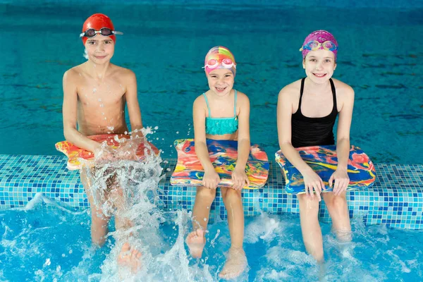 Kinder Pool Mit Schwimmbrettern Während Des Trainings — Stockfoto